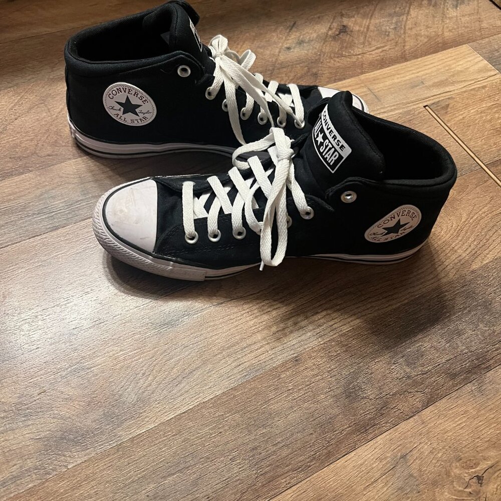 Chuck Taylor Converse - Picture 2 of 4